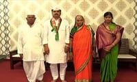 दुसऱ्याच्या शेतात राबून पोराला वाढवलंय, राम शिंदेंची आई भावूक